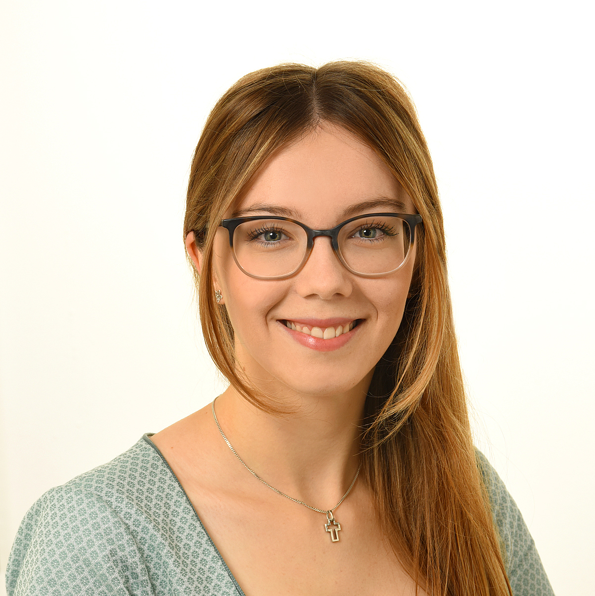 Ein Portrait-Foto von einer Schülerin der Pflegeschule Agathaaried.Ein Portrait-Foto von einer Schülerin der Pflegeschule Agathaaried.