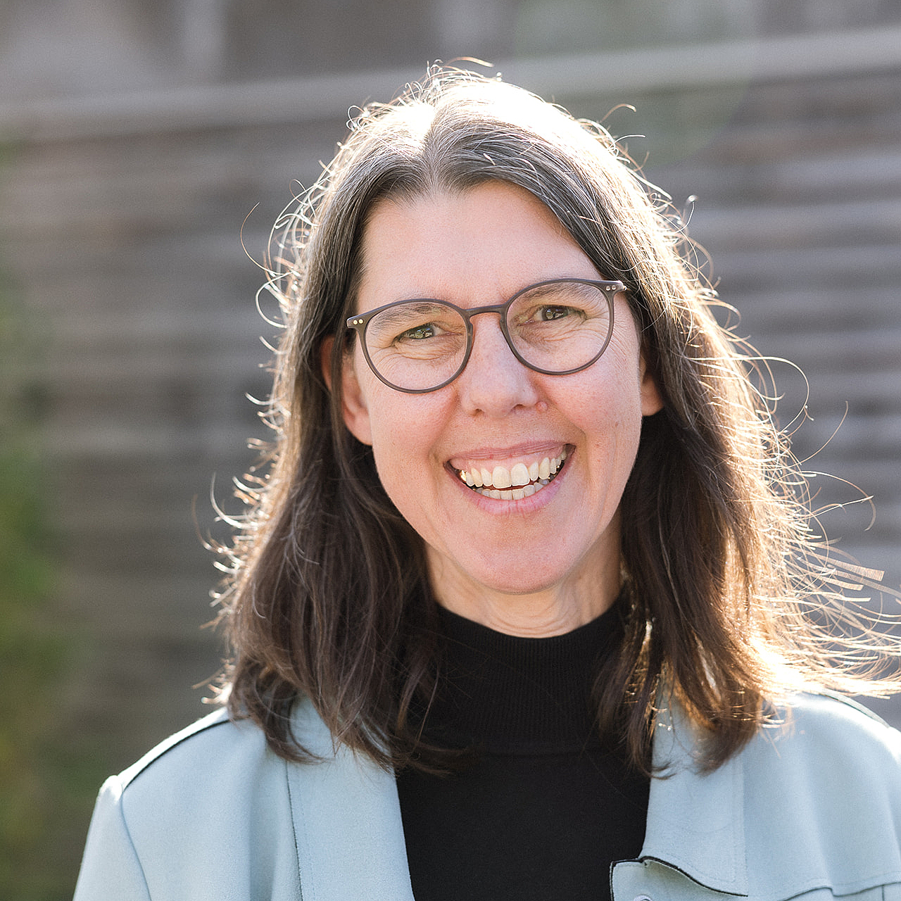 Gabriele Schmidl, Schulleitung der Berufsfachschule Agatharied Portrait von Gabriele Schmidl, der Schulleitung der Berufsfachschule Agatharied, mit schulterlangen, dunklen Haaren und Brille.