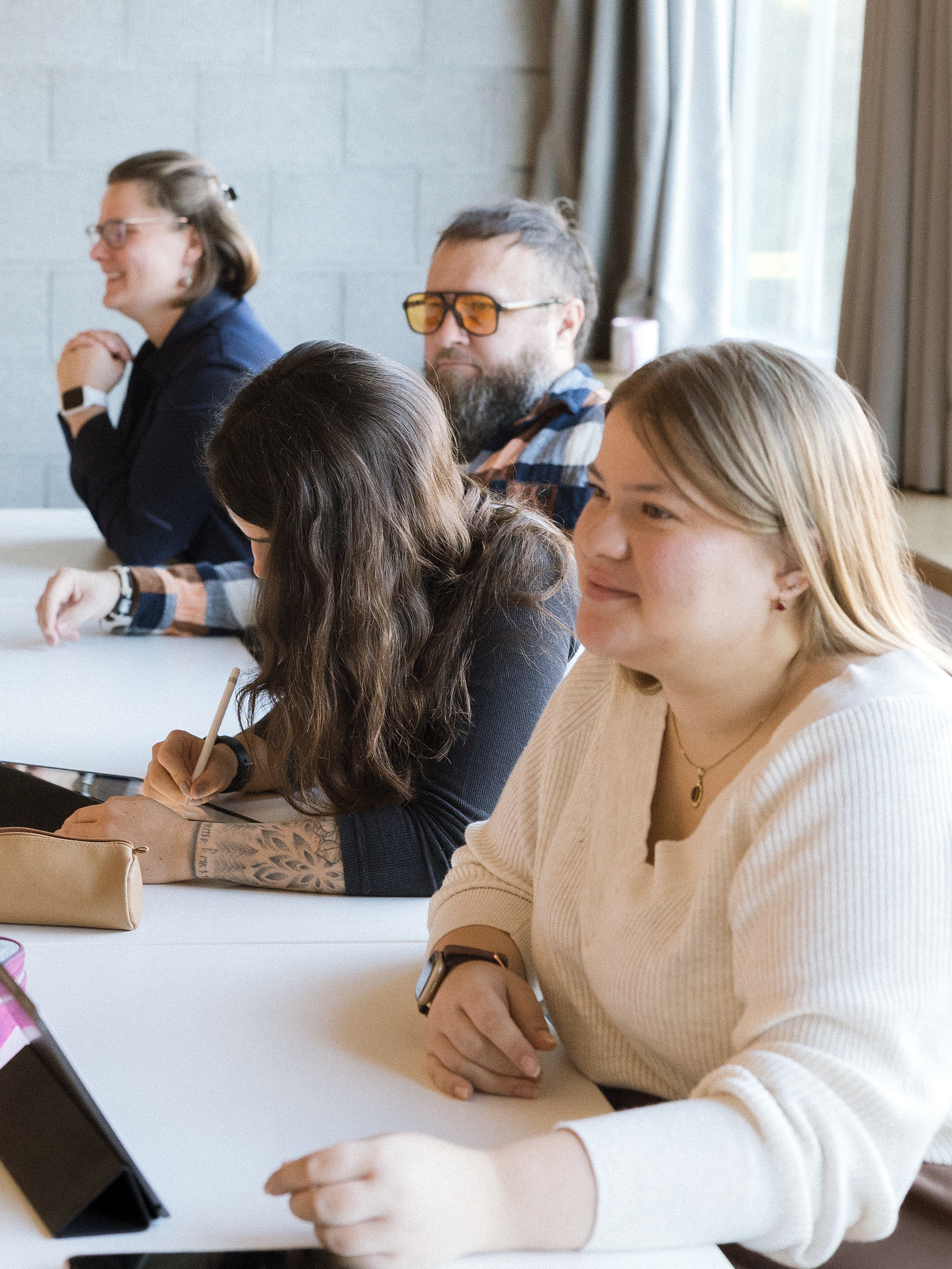 Klassenraum der Berufsfachschule Agatharied Mehrere Schülerinnen und Schüler sitzen in einem hellen Klassenraum der Berufsfachschule Agatharied an Tischen und arbeiten konzentriert an ihren Tablets und Notizen.