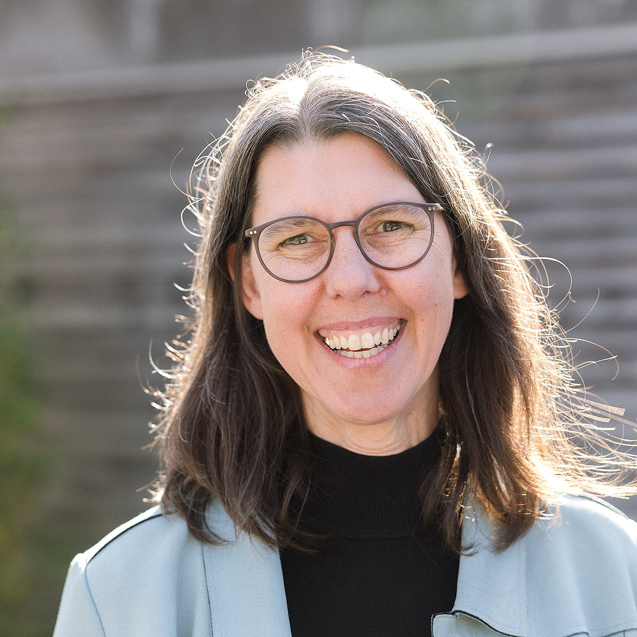 Gabriele Schmidl, Schulleitung der Berufsfachschule Agatharied Portrait von Gabriele Schmidl, der Schulleitung der Berufsfachschule Agatharied, mit schulterlangen, dunklen Haaren und Brille.