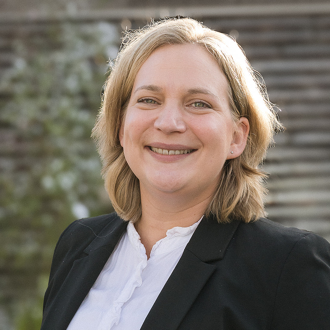 Portrait von Jessica Schindler-Stockbauer, einer Pflegepädagogin an der Berufsfachschule Agatharied, mit schulterlangen, blonden Haaren.Portrait von Jessica Schindler-Stockbauer, einer Pflegepädagogin an der Berufsfachschule Agatharied, mit schulterlangen, blonden Haaren.