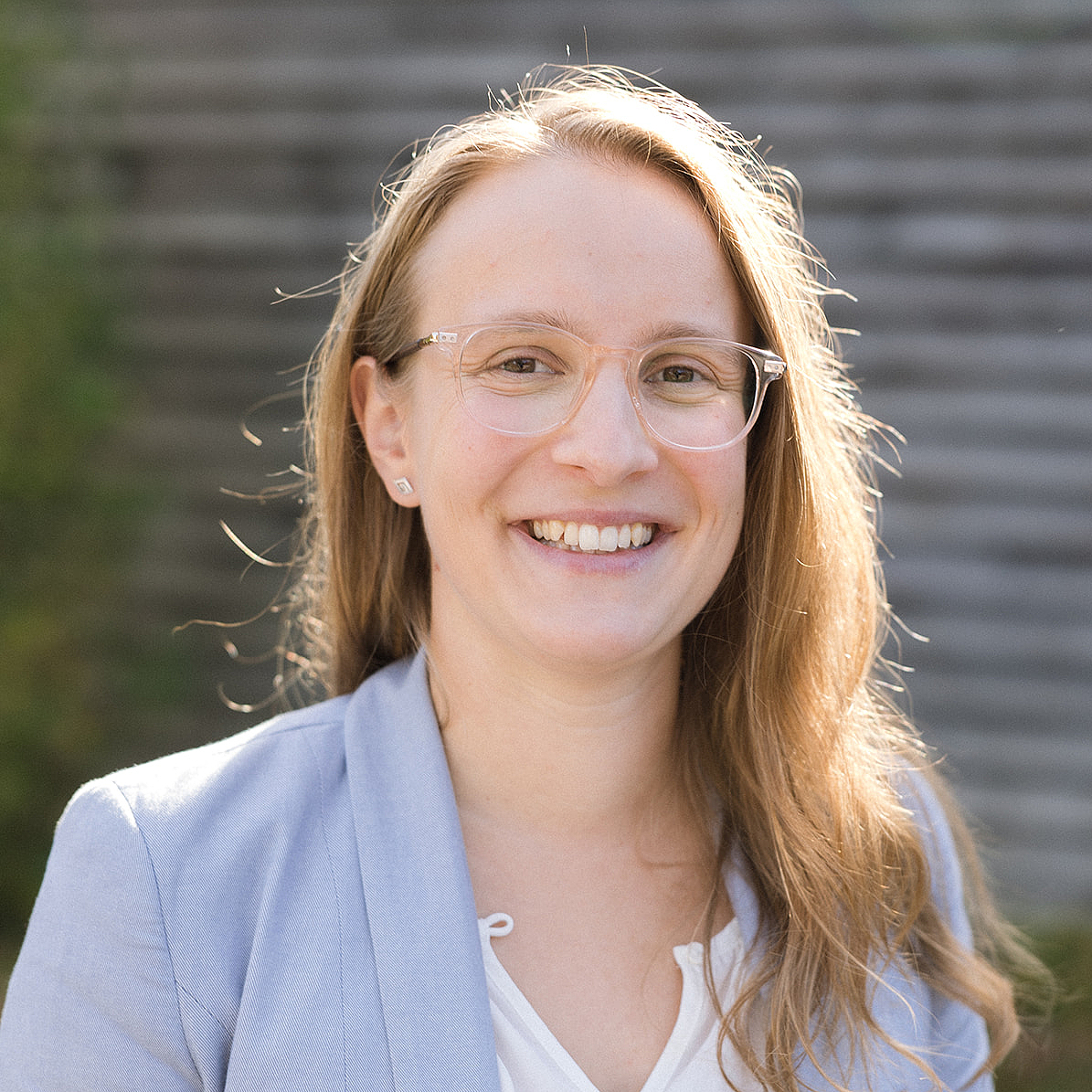 Portrait von Katrin Edelmann, einer Lehrassistentin an der Berufsfachschule Agatharied, mit langen, blonden Haaren und Brille.Portrait von Katrin Edelmann, einer Lehrassistentin an der Berufsfachschule Agatharied, mit langen, blonden Haaren und Brille.