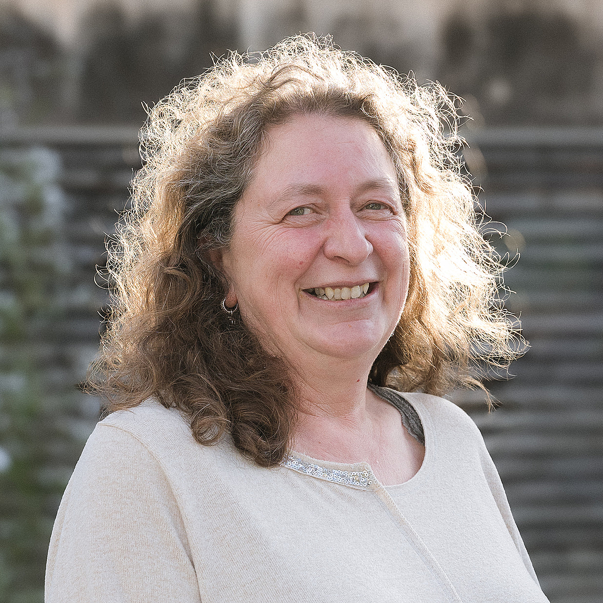 Portrait von Petra Schindler, Sekretärin der Berufsfachschule Agatharied, mit dunklen, schulterlangen Haaren, die ein weißes Oberteil trägt.Portrait von Petra Schindler, Sekretärin der Berufsfachschule Agatharied, mit dunklen, schulterlangen Haaren, die ein weißes Oberteil trägt.