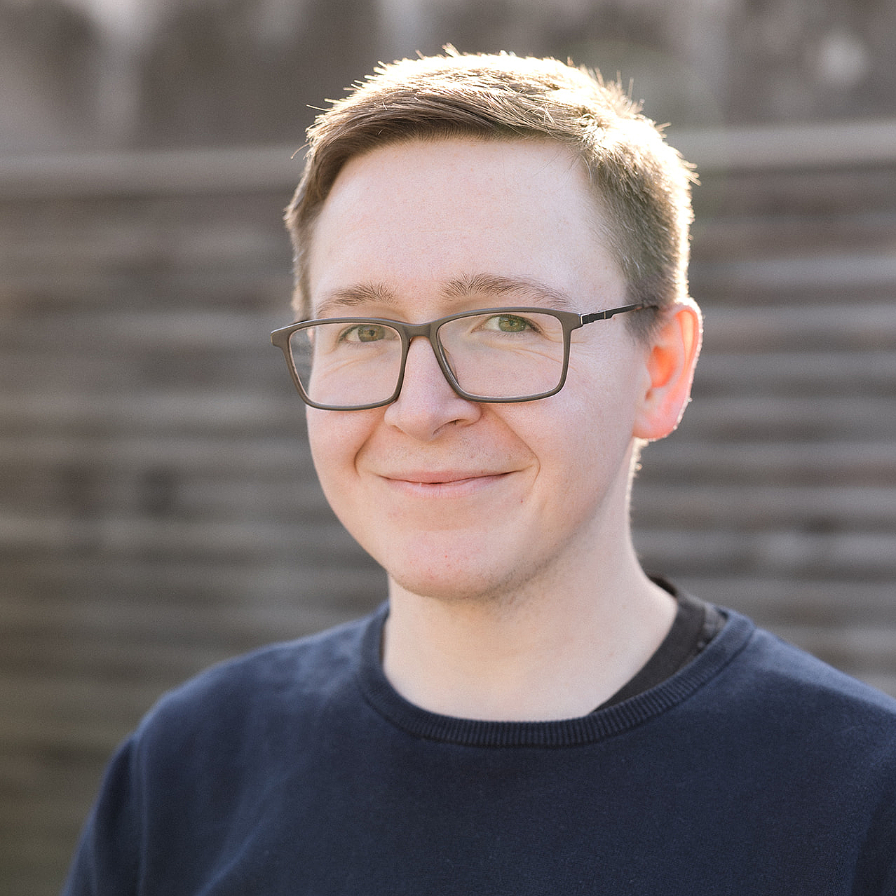 Portrait von Matthias Wannek, einem Lehrer an der Berufsfachschule Agatharied mit Brille und einem dunklen Pullover.Portrait von Matthias Wannek, einem Lehrer an der Berufsfachschule Agatharied mit Brille und einem dunklen Pullover.