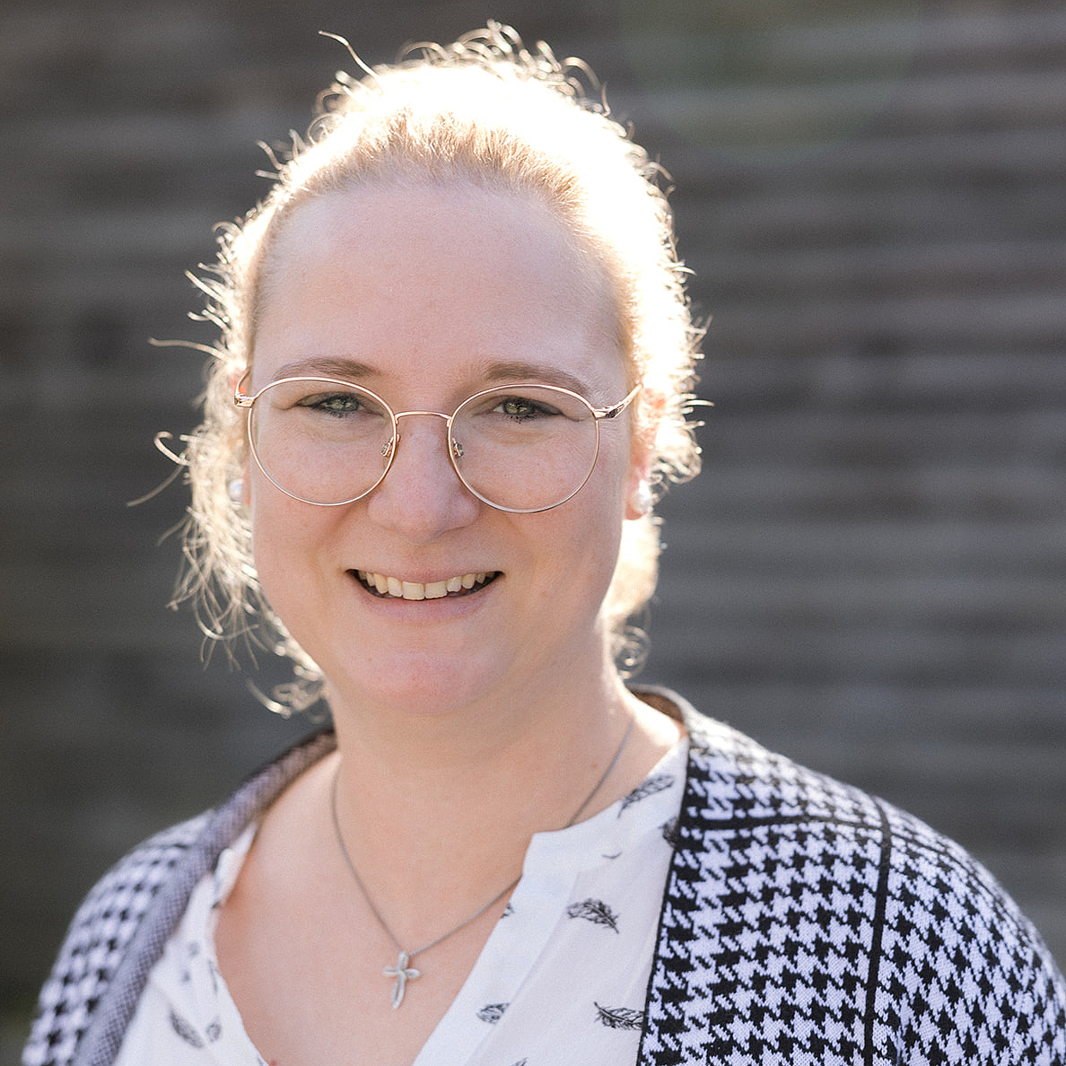 Portrait von Mirjam Hartwig, einer Pflegepädagogin an der Berufsfachschule Agatharied, mit hochgebundenen blonden Haar und Brille.Portrait von Mirjam Hartwig, einer Pflegepädagogin an der Berufsfachschule Agatharied, mit hochgebundenen blonden Haar und Brille.