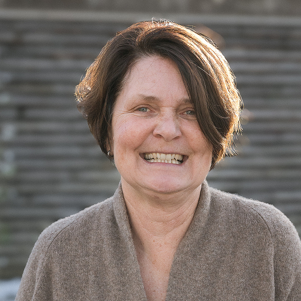 Birgit Singer, Lehrerin an der Berufsfachschule Agatharied Portrait von Birgit Singer, einer Lehrerin an der Berufsfachschule Agatharied, mit kurzen, braunen Haaren.Portrait von Birgit Singer, einer Lehrerin an der Berufsfachschule Agatharied, mit kurzen, braunen Haaren.