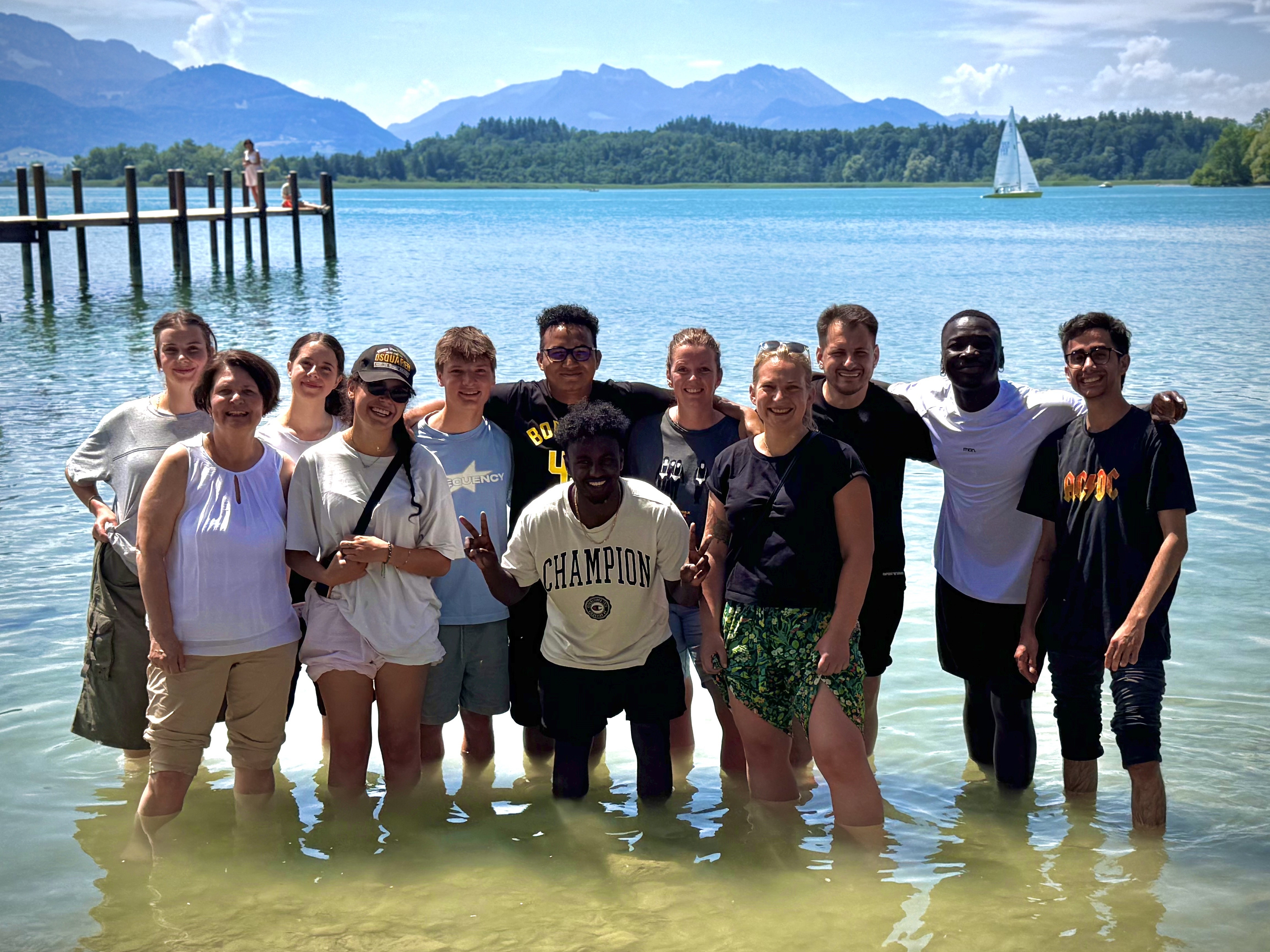 Schülerinnen und Schüler der Pflegeschule auf der Fraueninsel Eine Gruppe von Schülerinnen und Schüler stehen bis zu den Knien im Chiemsee an der Fraueninsel.Eine Gruppe von Schülerinnen und Schüler stehen bis zu den Knien im Chiemsee an der Fraueninsel.