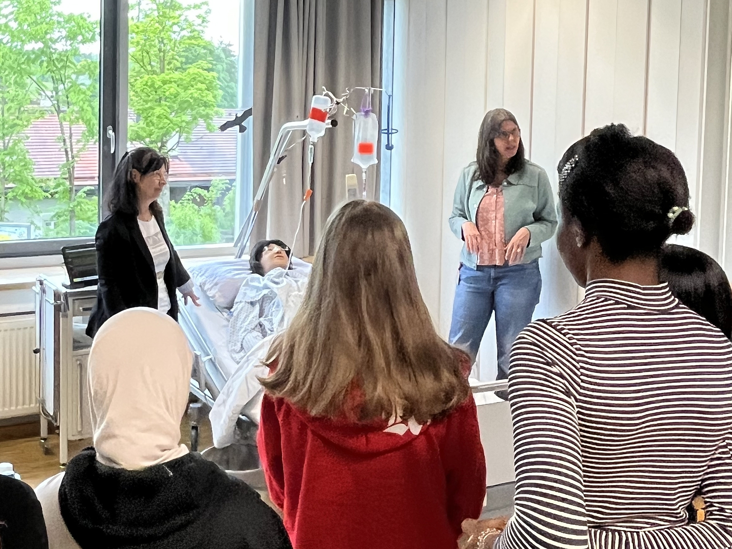 Eine Gruppe von Schülerinnen und Schülern der Mittelschule Hausham besucht das SkillsLab der Berufsfachschule Agatharied, wo ihnen Übungen an einer Pflegepuppe vorgeführt werden.Eine Gruppe von Schülerinnen und Schülern der Mittelschule Hausham besucht das SkillsLab der Berufsfachschule Agatharied, wo ihnen Übungen an einer Pflegepuppe vorgeführt werden.